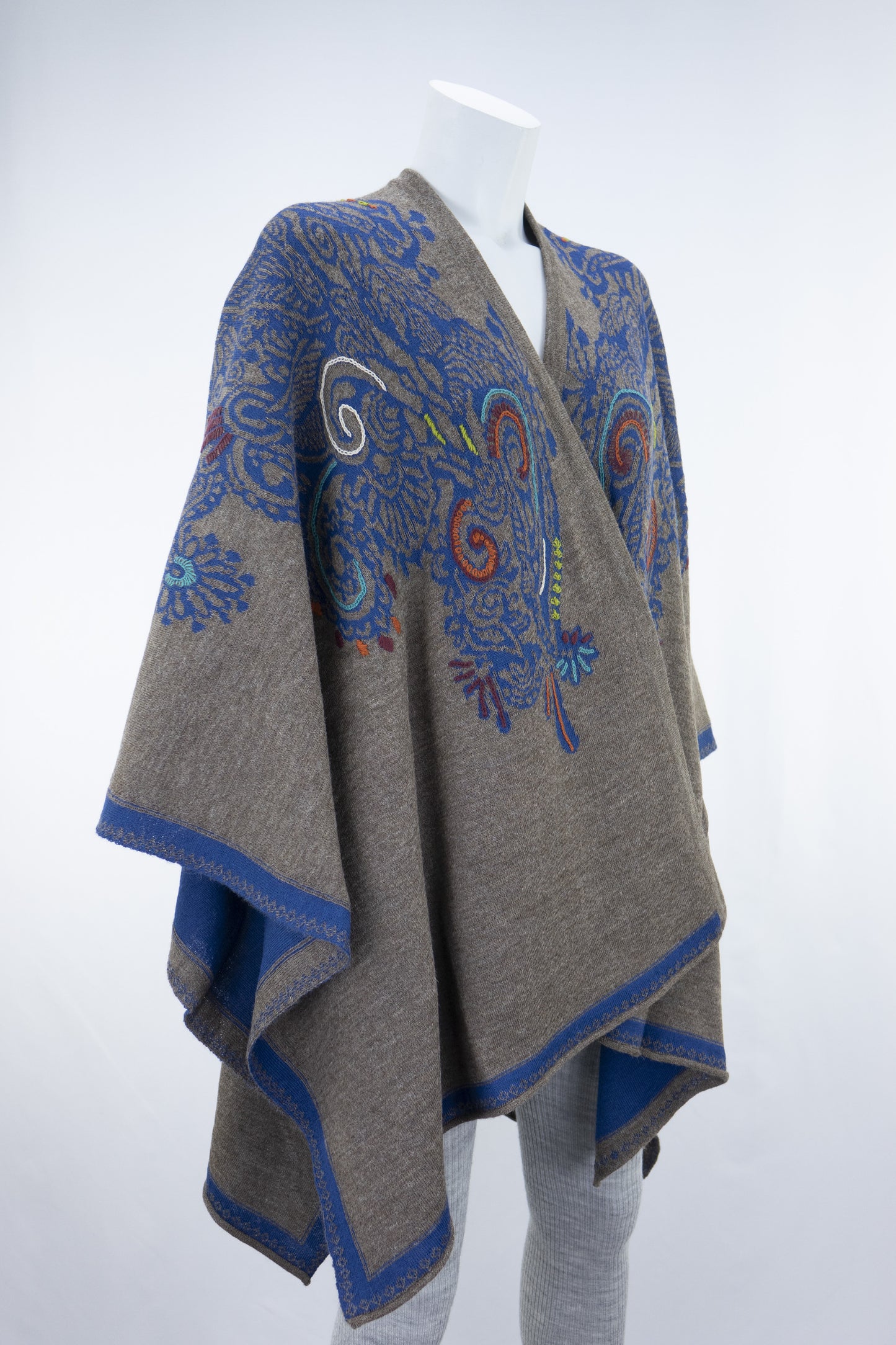 Cape artisanale brodée - Bébé alpaga