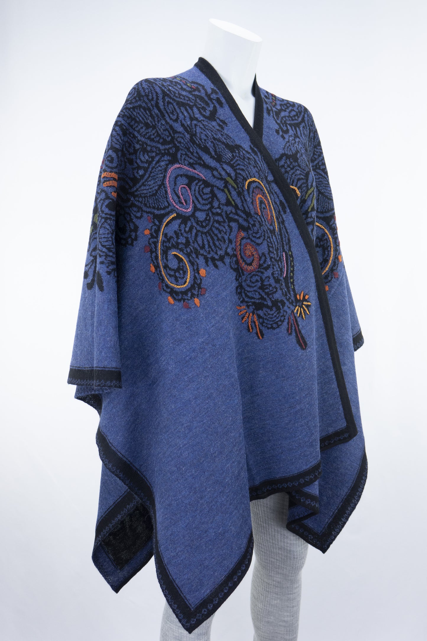 Cape artisanale brodée - Bébé alpaga