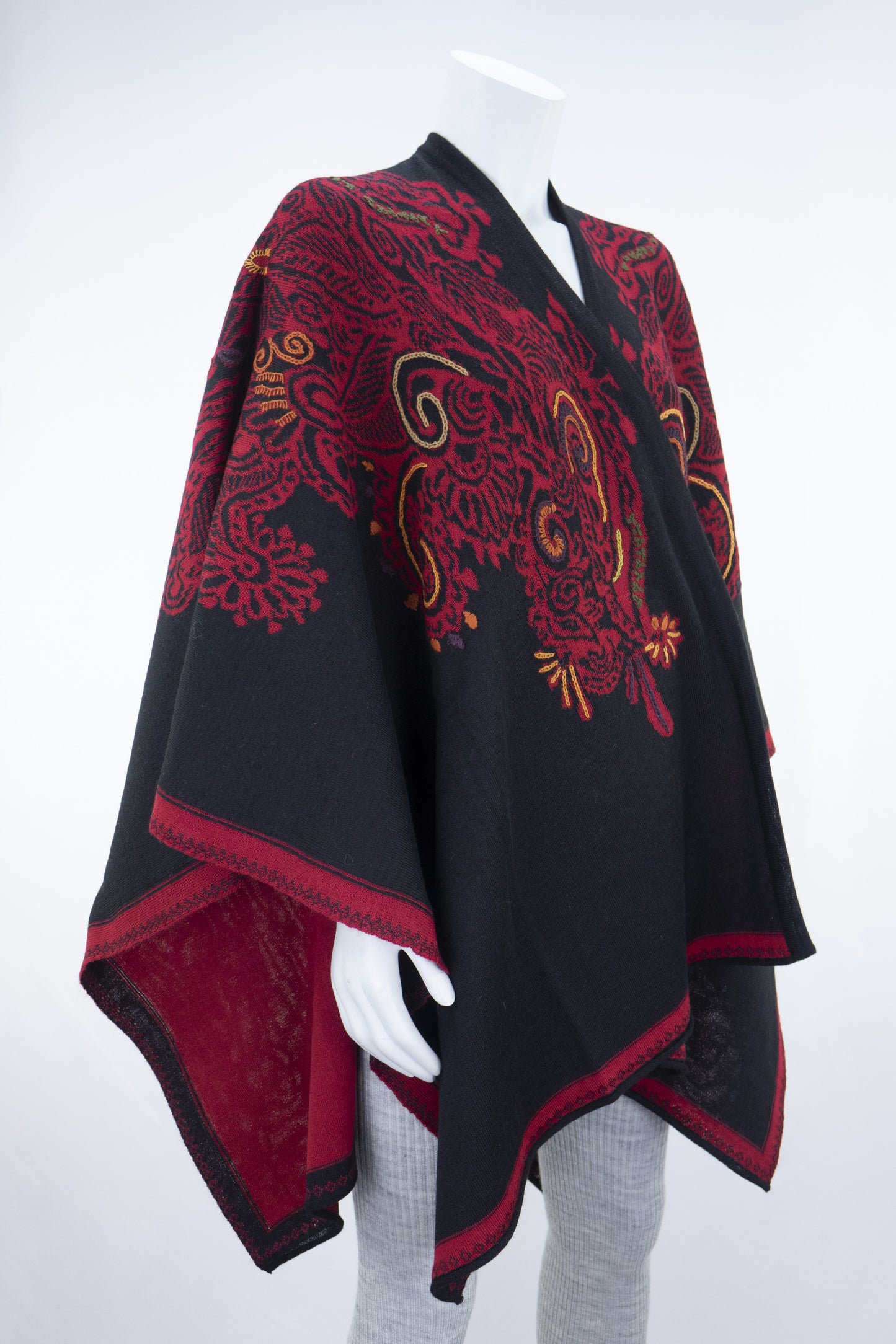 Cape artisanale brodée - Bébé alpaga