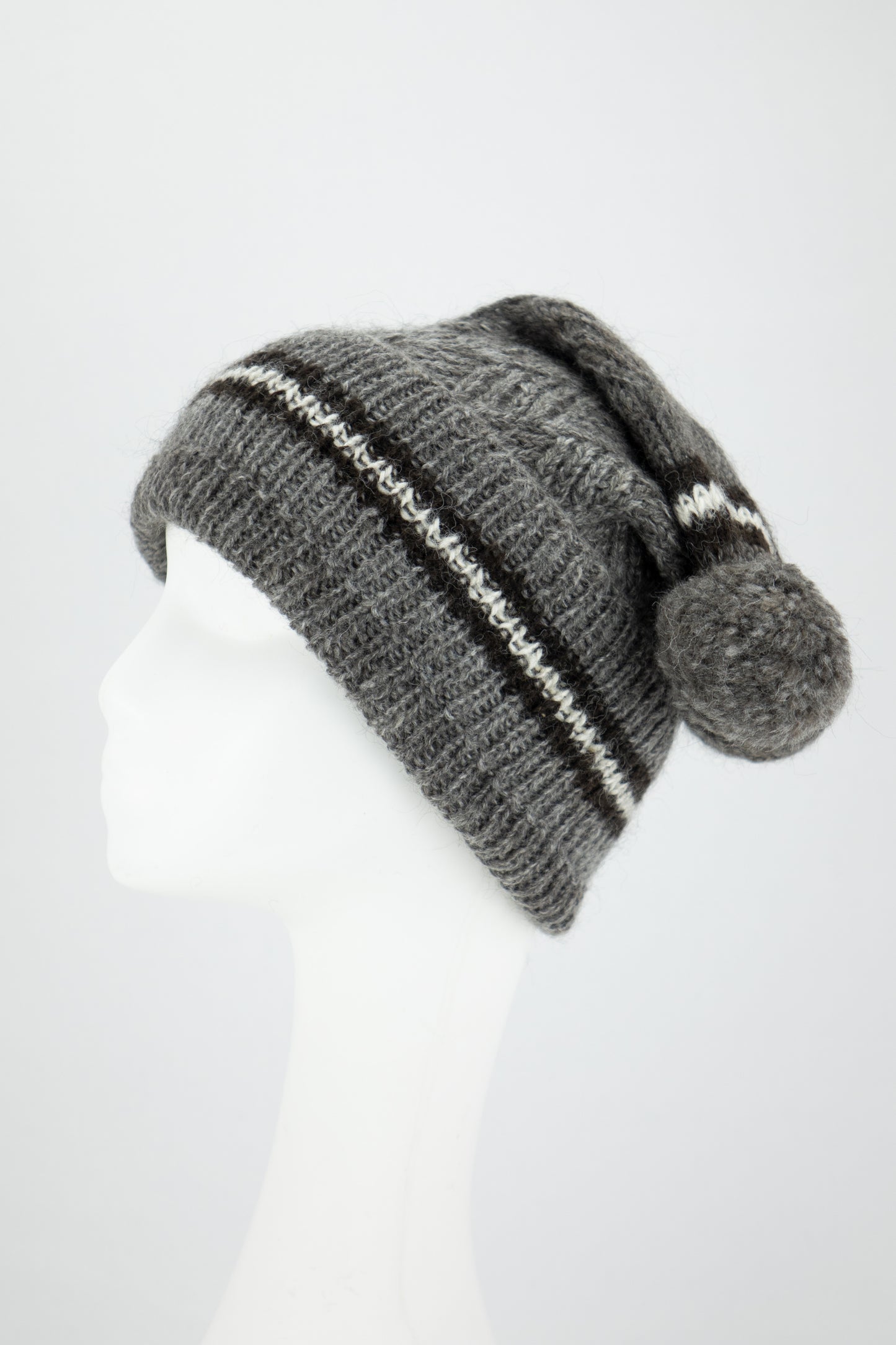 Tuque artisanale rayée avec pompon